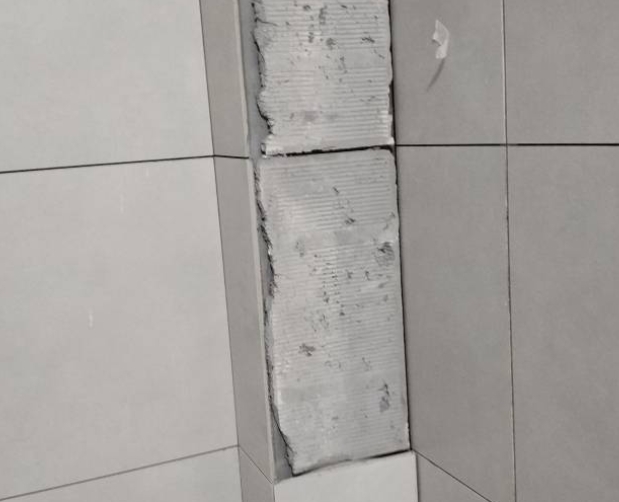 巴里坤哈萨克瓷砖空鼓维修公司分享下瓷砖施工前基层浇水润湿程度不足，可能导致以下问题